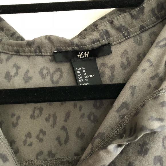 H&M button down top - Picture 2 of 3